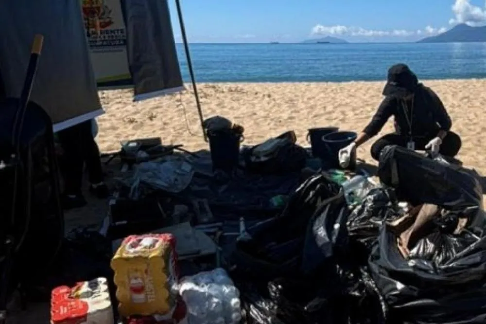 Mais de 950 kg de lixo são retirados das praias de Caraguatatuba