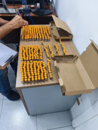 Homem é preso com remédio para emagrecimento avaliado em R$ 358 mil escondido em caixas de som na Dutra