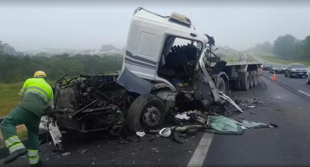 Batida entre carretas deixa motorista gravemente ferido na Carvalho Pinto, em Caçapava