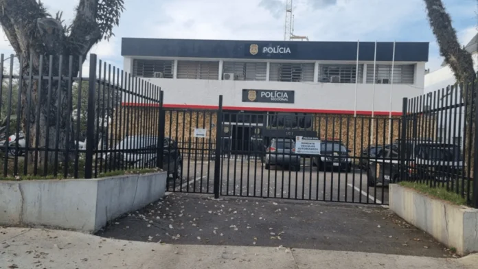 Homem é encontrado morto dentro de casa em São José; primo é investigado