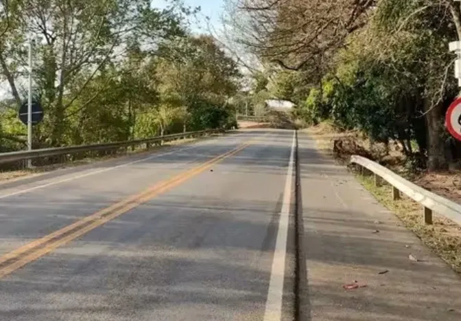 Motociclista morre após perder controle da moto e bater em poste na SP-50, em São José dos Campos