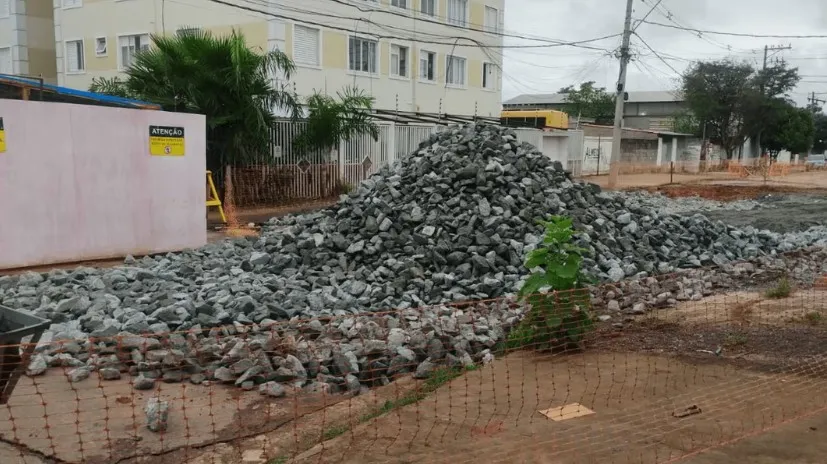 Obras continuam após nova cratera se abrir no Jardim Imperial, em São José dos Campos