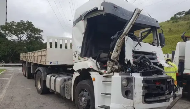 Acidente entre carretas deixa ferido e provoca 10 km de congestionamento na Dutra, em Lorena