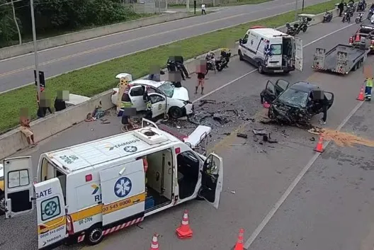 Acidente entre dois carros deixa três feridos no Contorno Sul da Tamoios, em Caraguatatuba