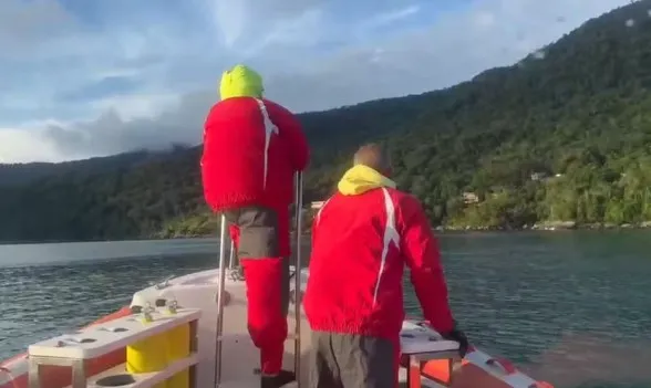 Bombeiros e Marinha fazem buscas por casal desaparecido após passeio de moto aquática em Ilhabela