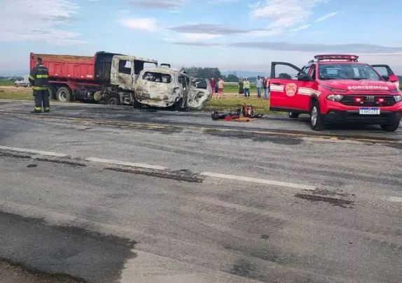 Colisão seguida de incêndio deixa ao menos três mortos na Floriano Rodrigues Pinheiro, em Tremembé