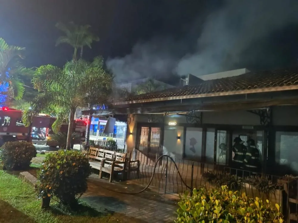 Homem invade restaurante e provoca incêndio no centro de Ubatuba