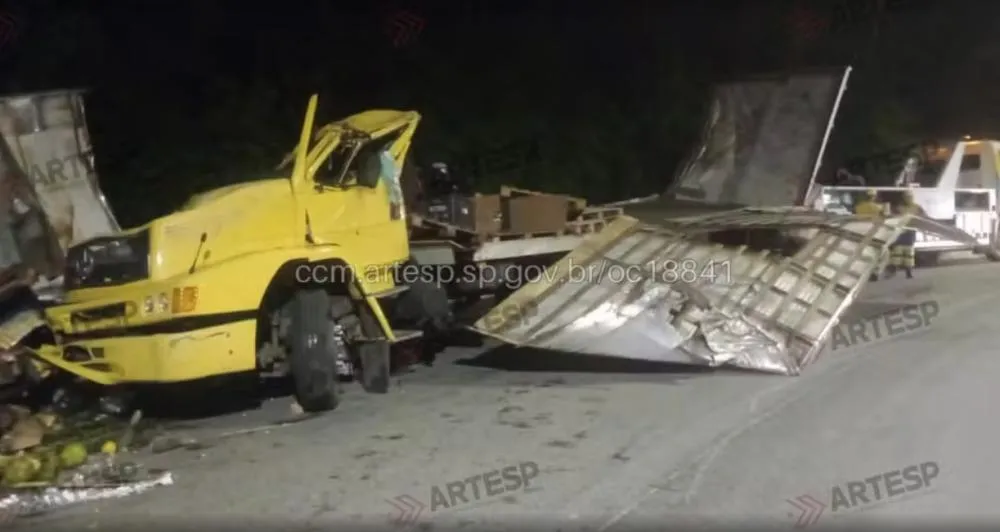 Caminhão perde freio, bate em barreira e tomba na Rodovia dos Tamoios, em Paraibuna