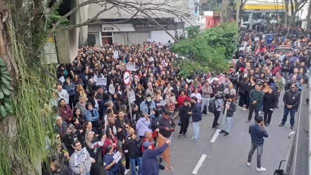 Servidores municipais entram em greve e protestam em frente à Prefeitura de Taubaté