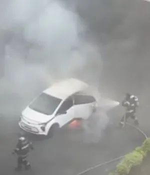 Carro elétrico pega fogo e explode em concessionária de São José dos Campos