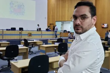 Justiça determina retirada do nome de vereador Thomaz Henrique da Cartilha Mulher Cidadã e proíbe novas distribuições com identificação parlamentar