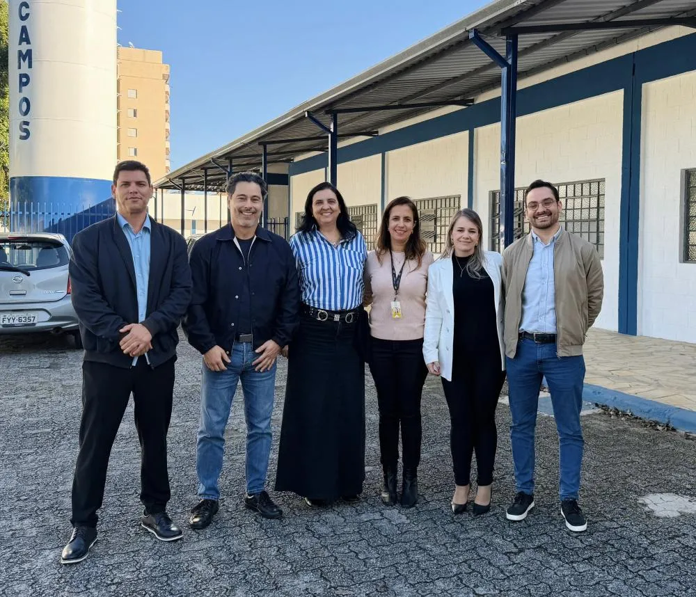 O deputado federal Marcio Alvino, acompanhado dos vereadores Roberto Chagas e Thomaz Henrique, durante visita à APAE.
