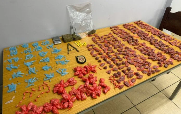 Motoboy desconfia de entrega e polícia descobre ponto de tráfico com quase 900 pedras de crack em Taubaté