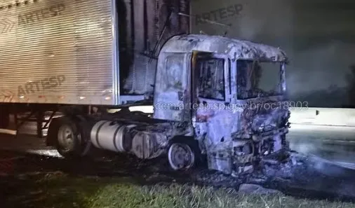Carreta é destruída após pegar fogo na rodovia Dom Pedro I em Atibaia
