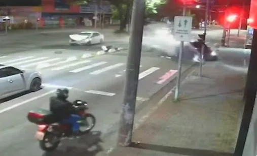 Carros batem de frente na Avenida Juscelino Kubitschek em São José dos Campos