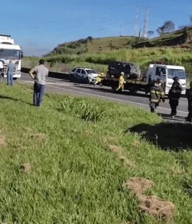 Após engavetamento, pista da Dutra é liberada em Aparecida