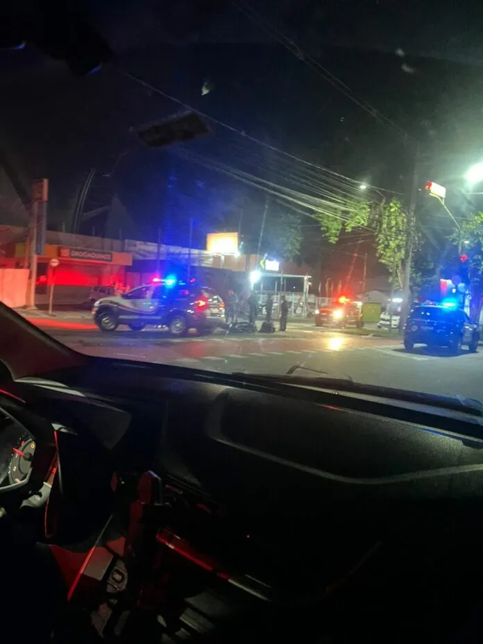 Motociclista de 26 anos morre após colisão com ônibus na Av. Andrômeda em São José