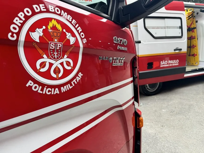 Acidente entre caminhões provoca incêndio e interdita parcialmente a Dutra em Caçapava