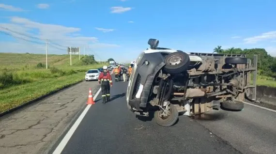 Caminhão tomba na Dutra em Canas e causa congestionamento de até 6 km